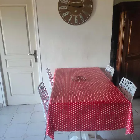 Avec Grand Jardin Et Parking, Apartman