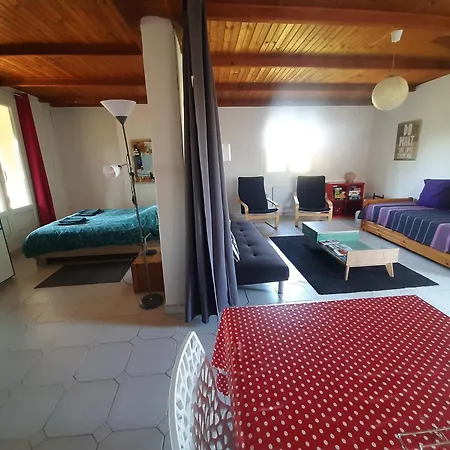 Apartment Avec Grand Jardin Et Parking,