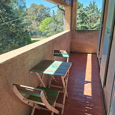 Apartment Avec Grand Jardin Et Parking,