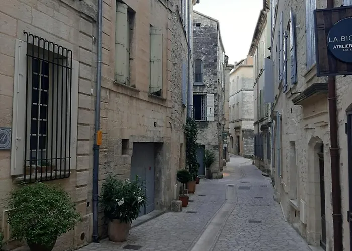 Avec Grand Jardin Et Parking, * Uzès
