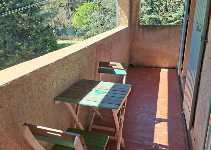 Apartment Avec Grand Jardin Et Parking,
