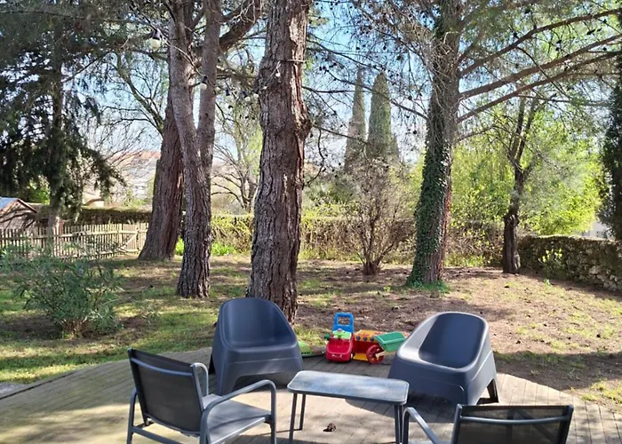 Avec Grand Jardin Et Parking, Uzès